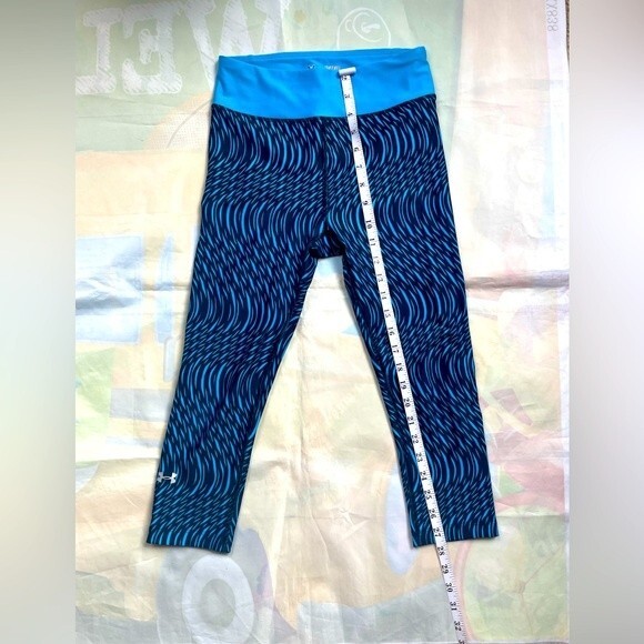 UNDER ARMOUR SIZE XS WOMEN'S AQUA BLUE -BLACK PATTERN CAPRI ACTIVEWEAR LEGGINGS - Picture 2 of 7
